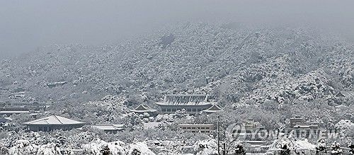 이틀째 눈이불 덮은 북악산