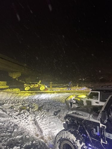 폭설이 내린 지난 27일 수로에 빠진 차를 지프 랭 동호회 회원들이 구조하고 있다. 