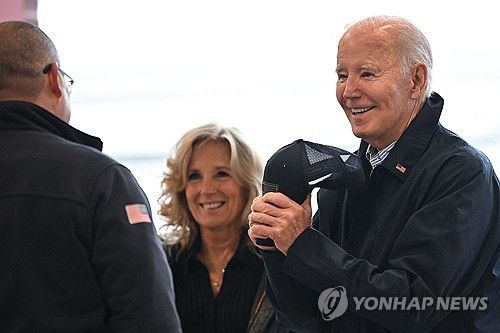 추수감사절을 맞아 소방서를 방문한 바이든 미 대통령 부부