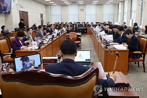 안건 상정하는 신정훈 행안위원장