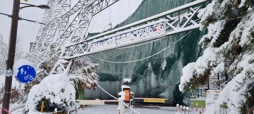 폭설에 주저앉은 군포의 한 골프연습장 구조물