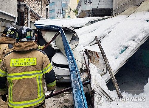 폭설에 무너진 지붕