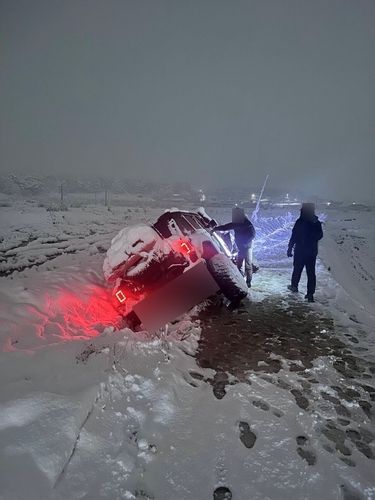 폭설이 내린 지난 27일 장호원의 수로에 빠져있는 차