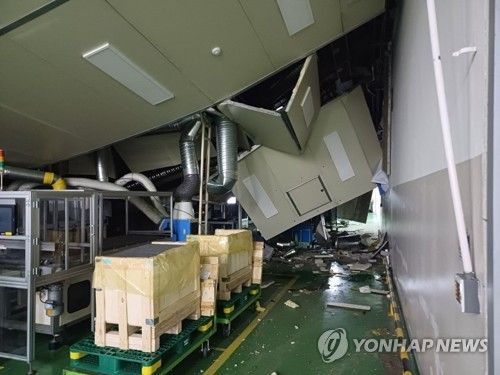 눈 내린 천안서 공장 지붕 붕괴