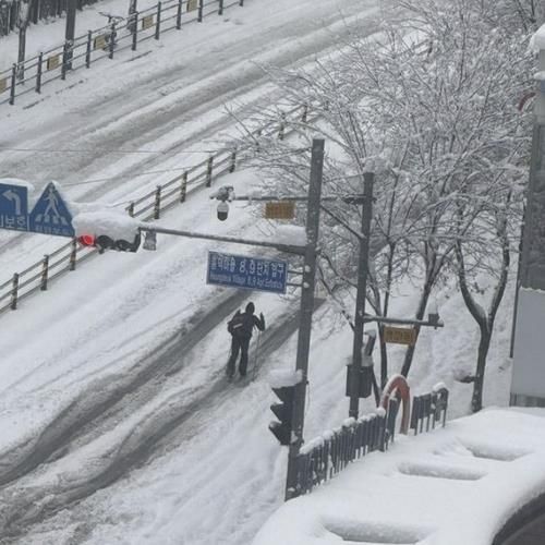 스키타고 출근하는 체육 교사