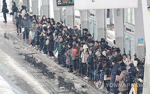 출근길 버스 기다리는 시민들