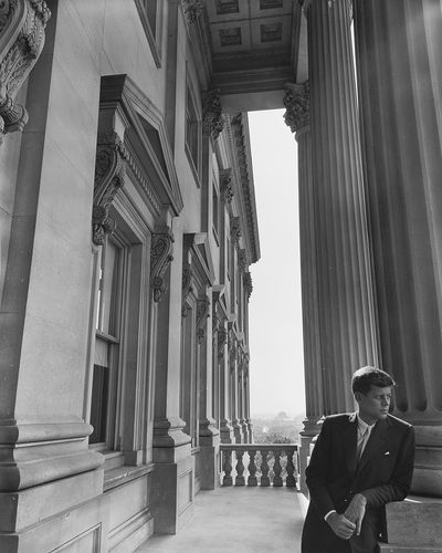 아놀드 뉴먼, '존 F. 케네디, 1953, 젤라틴 실버 프린트, 50.8×40.6 cm. Art Gallery of Ontario. Anonymous Gift, 2012. ⓒArnold Newman Properties/Getty Images (2024). 2015/3960. Commissioned by Holiday.[뮤지엄한미 제공. 재판매 및 DB 금지]