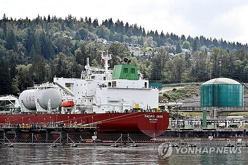 캐나다 항구의 유조선