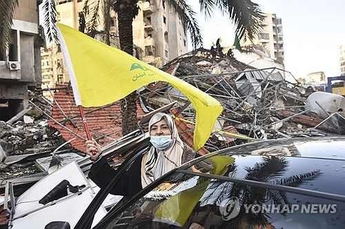 헤즈볼라의 깃발을 들고 집으로 돌아가는 레바논 피란민