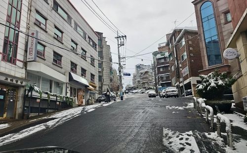 상도4동 급경사로에 설치된 도로열선으로 눈이 녹은 모습