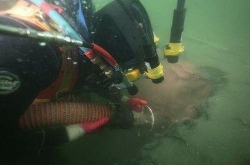 수중에서 펌프로 작업하는 잠수사 모습 