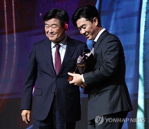 K리그1 감독상 수상한 윤정환 감독