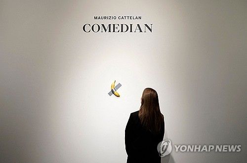 마우리치오 카텔란의 설치미술 문제작 '코미디언'