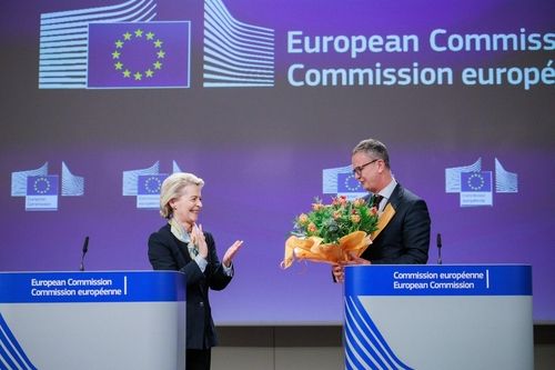 '2기 행정부' 출범 앞두고 프레스룸 깜짝 등장한 EU수장