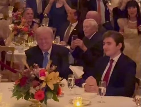 활짝웃는 도널드 트럼프 당선인(좌측)과 미소를 짓는 막내 아들 배런(우측)