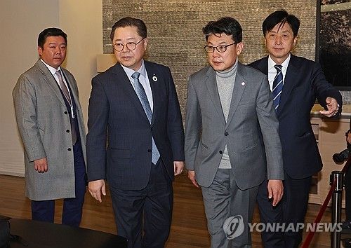 경제계 간담회 참석하는 진성준-오기형 의원