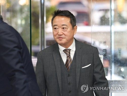 인보사 사태 1심 선고 출석하는 이웅열 명예회장