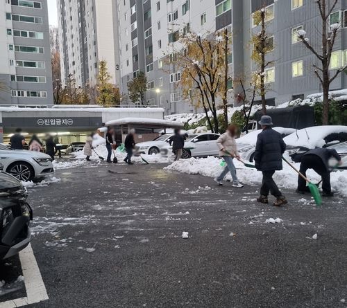 군포 아파트서 눈 치우는 주민들