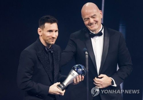 리오넬 메시와 잔니 인판티노 국제축구연맹(FIFA) 회장