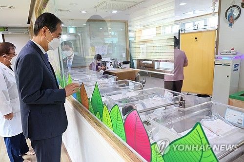 신생아실 돌아보는 한덕수 총리