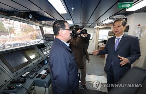 전남 511호 병원선 근무자 격려하는 한덕수 총리