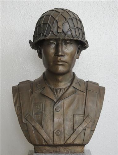 이성덕 중위 흉상