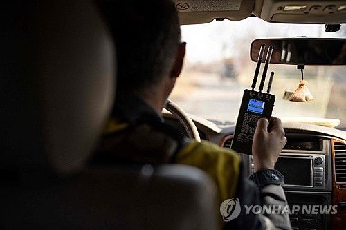 드론 탐지기를 사용하고 있는 우크라이나 에너지업체 직원