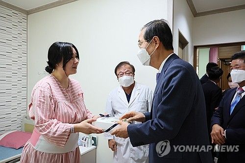 분만 취약지 지원 의료기관 방문한 한총리