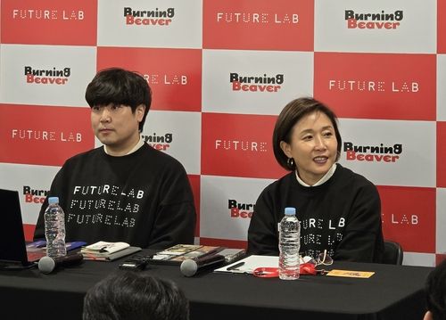 질문 답하는 스마일게이트 퓨처랩 백민정 센터장(오른쪽)