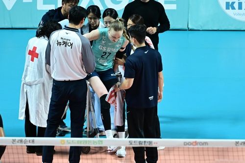 아킬레스건을 다친 GS칼텍스의 와일러(중앙)