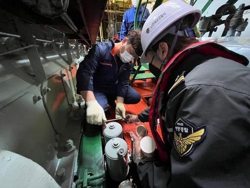 선박 연료유 시료 채취하는 해경