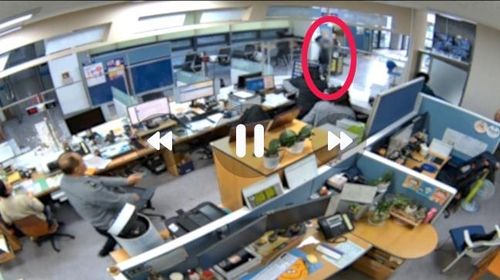 머리에 기름 부으며 경찰서 민원실 들어오는 60대