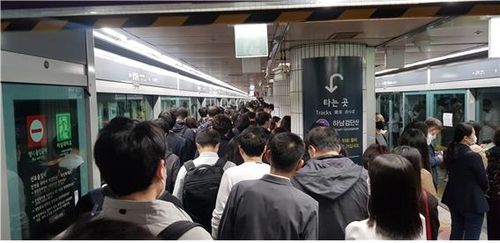 출근 시간대 지하철 5호선 상일동역 내부 모습