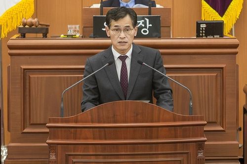 양천구의회 본회의에서 시정연설 중인 이기재 구청장