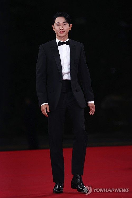 레드카펫 밟는 정해인