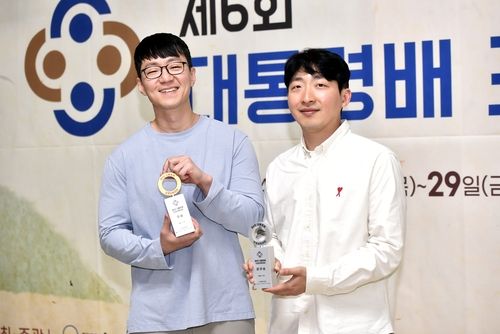 대통령배 우승을 차지한 박진솔(왼쪽)과 홍성지