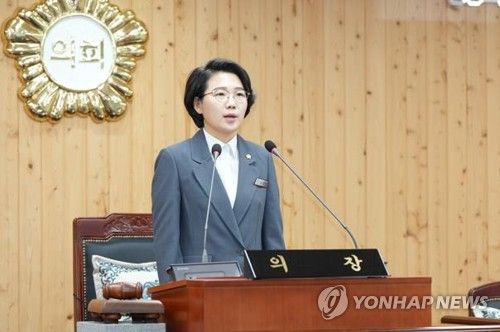 개회사하는 김보미 강진군의회 의장