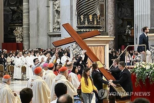 성 베드로 대성전에서 전달되는 세계청년대회 상징 십자가