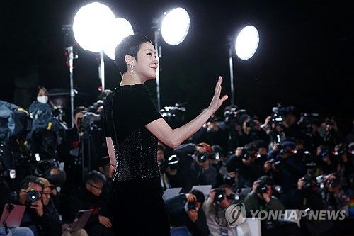 팬들에게 인사하는 김고은