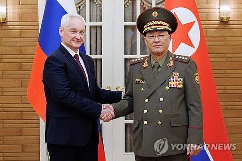 악수하는 북한과 러시아 국방장관