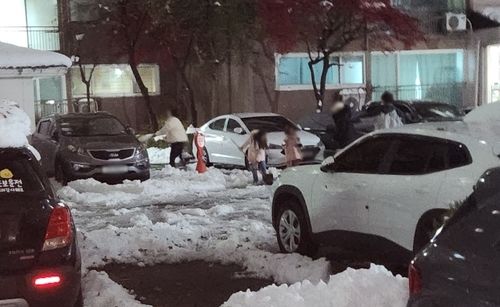 눈 치우는 주민들