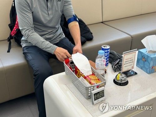 헌혈의집 광화문센터에서 헌혈 후 안정을 취하는 시민