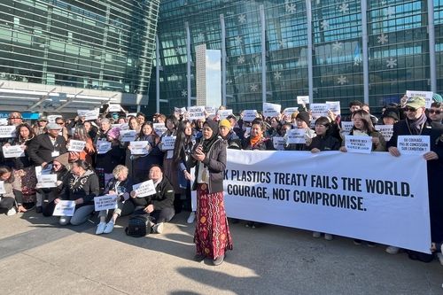 플라스틱 오염 종식 협약을 마련하는 제5차 정부 간 협상위원회에 옵서버(참관인)으로 참여한 환경단체들이 29일 부산 벡스코 앞에서 협상 촉진을 요구하는 기자회견을 진행하고 있다. [풀뿌리연대 제공. 재판매 및 DB 금지]