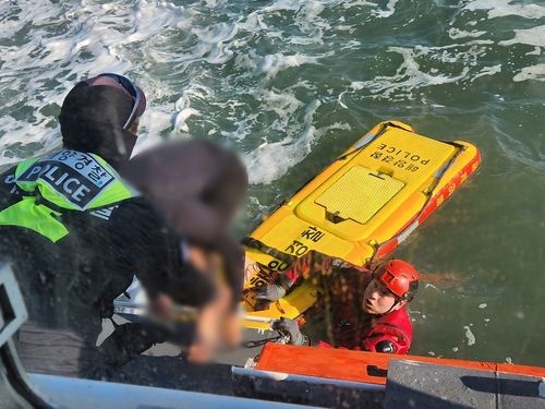 낚시객 구조하는 군산해경