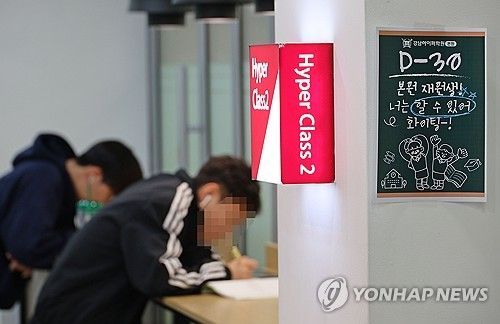 수능 한달 앞으로...졸음 쫓기 위해 서서 공부