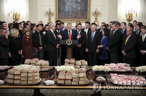 백악관 초청 인사들에게 햄버거와 샌드위치를 대접하는 도널드 트럼프 전 대통령 