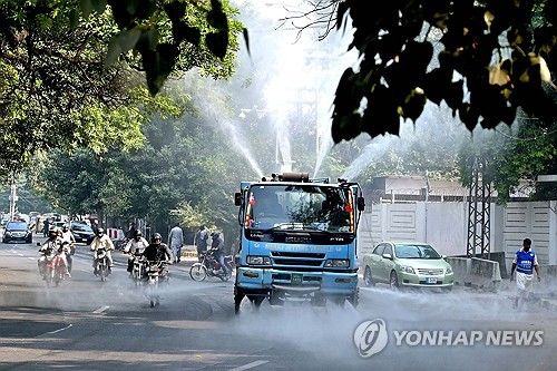 2일 공기질 악화에 도로에 물을 뿌리는 라호르시 당국