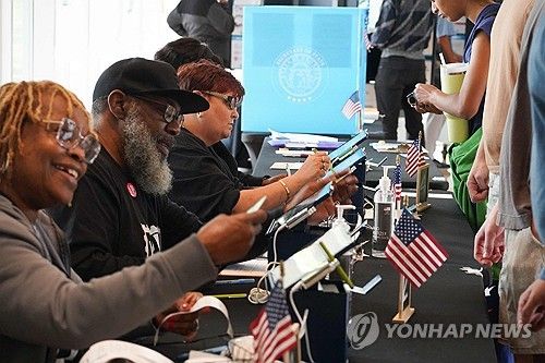 1일(현지시간) 미 조지아주 애틀랜타에서 투표 절차 진행되는 사전 투표소