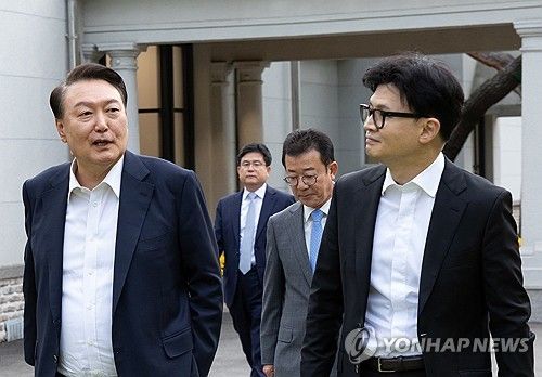 윤석열 대통령, 국민의힘 한동훈 대표와 대화하며 이동