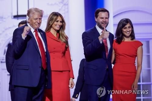 공화당 전당대회장의 트럼프-밴스 부부